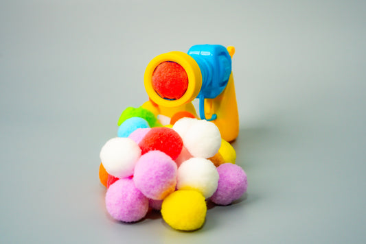 Interaktives Katzenspielzeug mit Plüschball-Schießfunktion